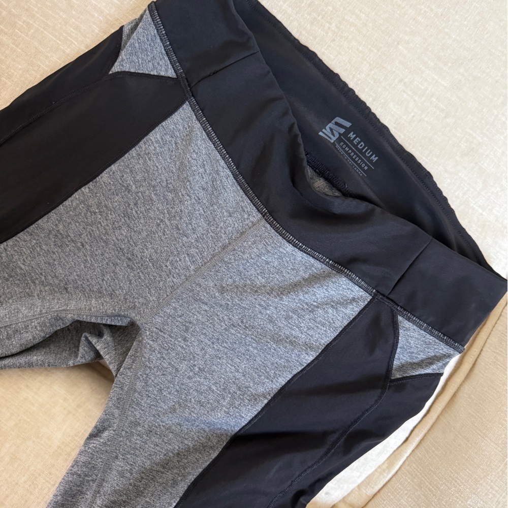 Second Skin Women’s Grey & Black Cropped Leggings - Picture 4 of 6